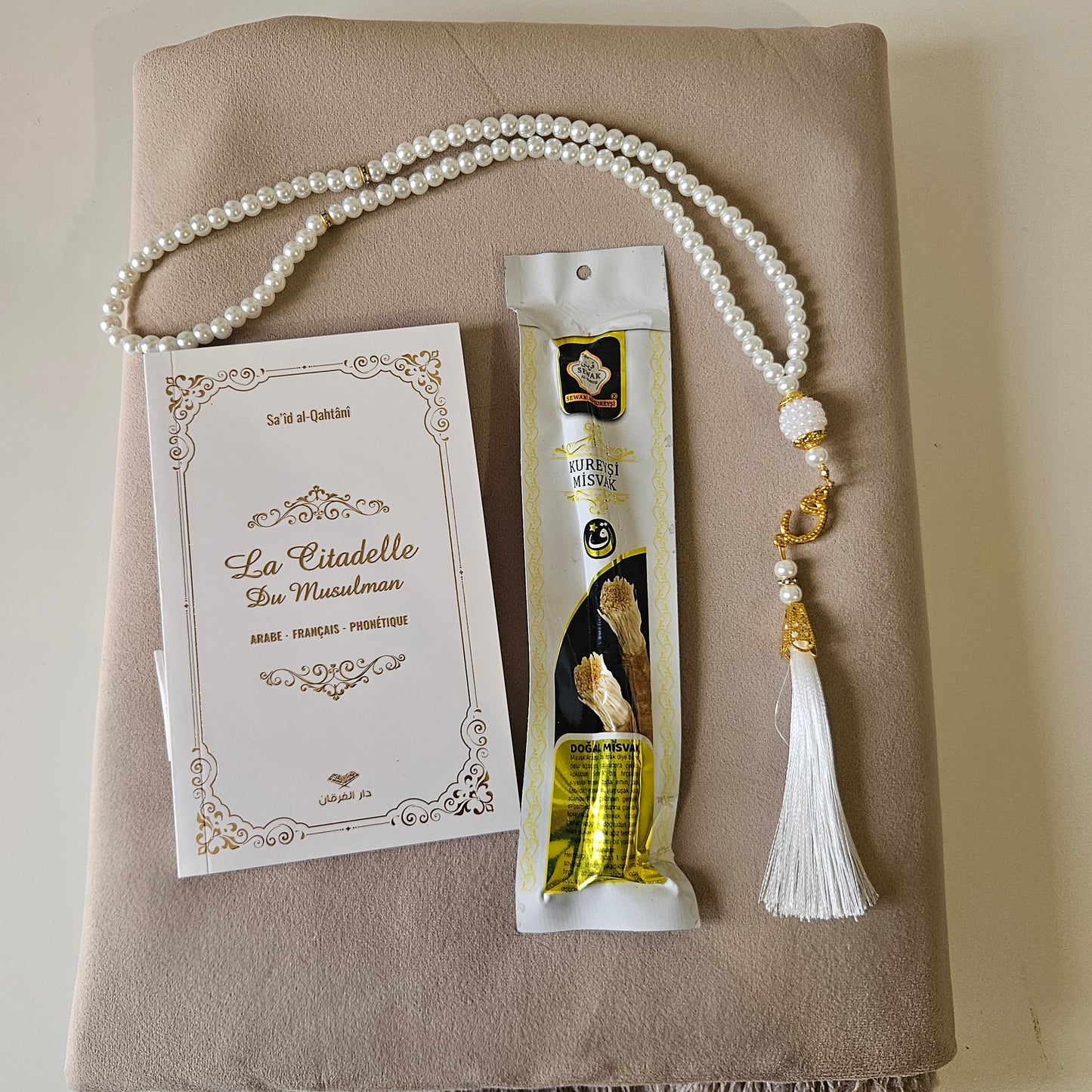 Coffret Tapis de prière personnalisé + 1 chapelet + 1 citadelle