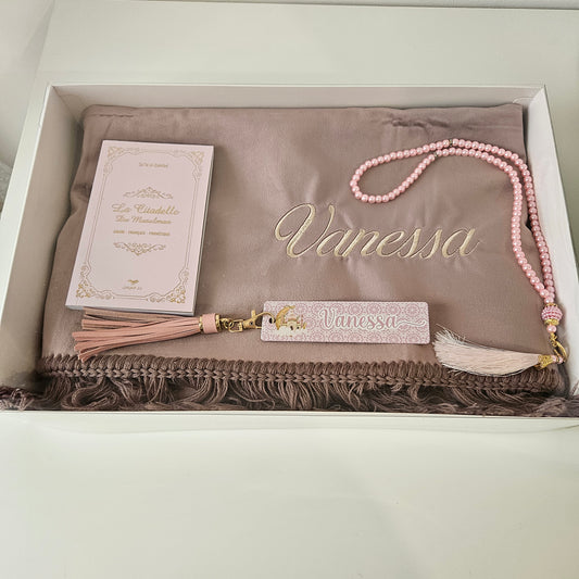 Coffret Tapis de prière personnalisé + 1 chapelet + 1 citadelle
