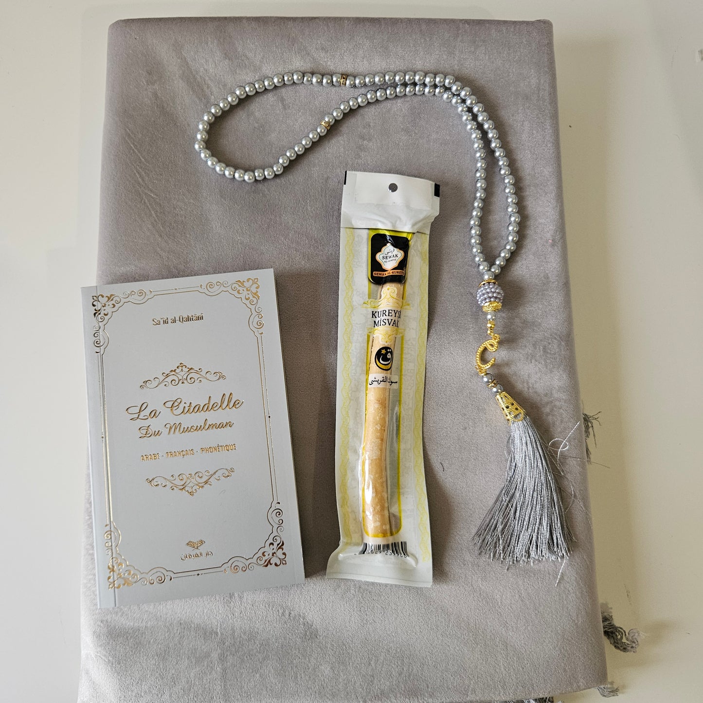 Coffret Tapis de prière personnalisé + 1 chapelet + 1 citadelle